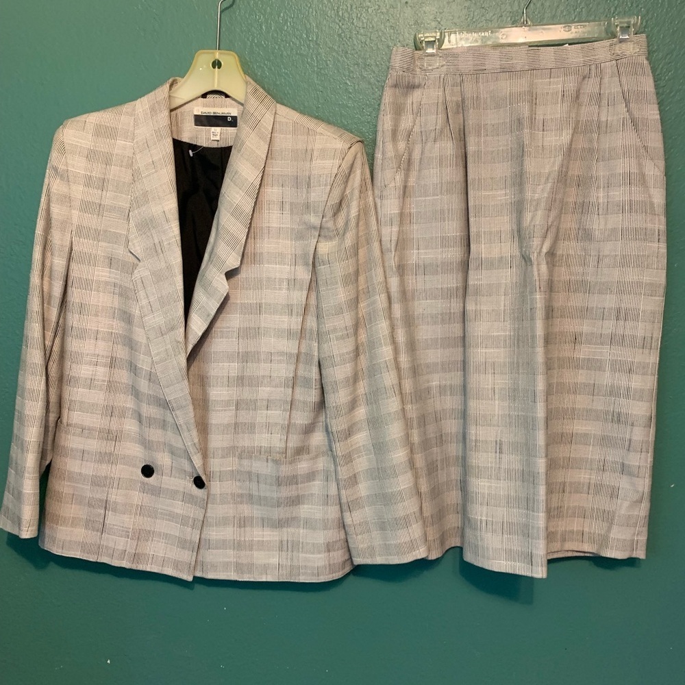 Nice Women’s Suite Size 11